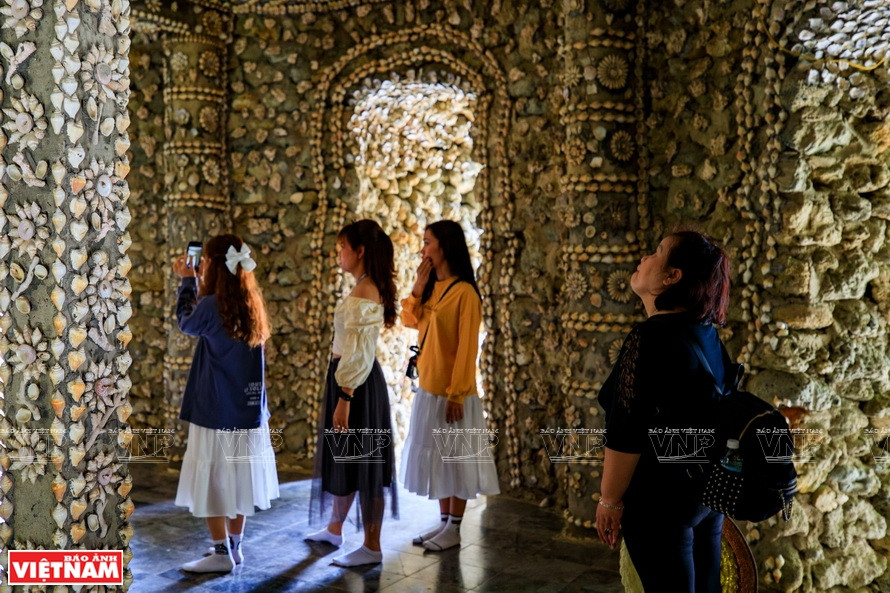 The tower has eight entrances, which is a symbol of “Bat Chanh Dao” (the noble Eightfold Path). There are two storeys. The upper storey is used to worship Buddha, and features a statue of the Goddess of Mercy with a thousand eyes and a thousand hands. (Photo: VNP/VNA)