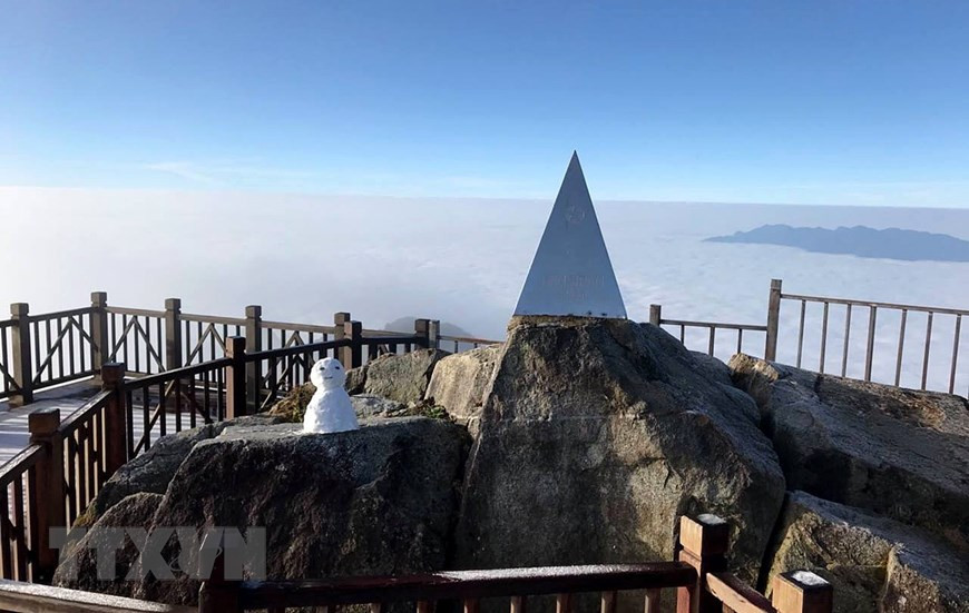 Fansipan Peak in Sa Pa town in the northern province of Lao Cai is covered with white snow. (Photo: VNA)