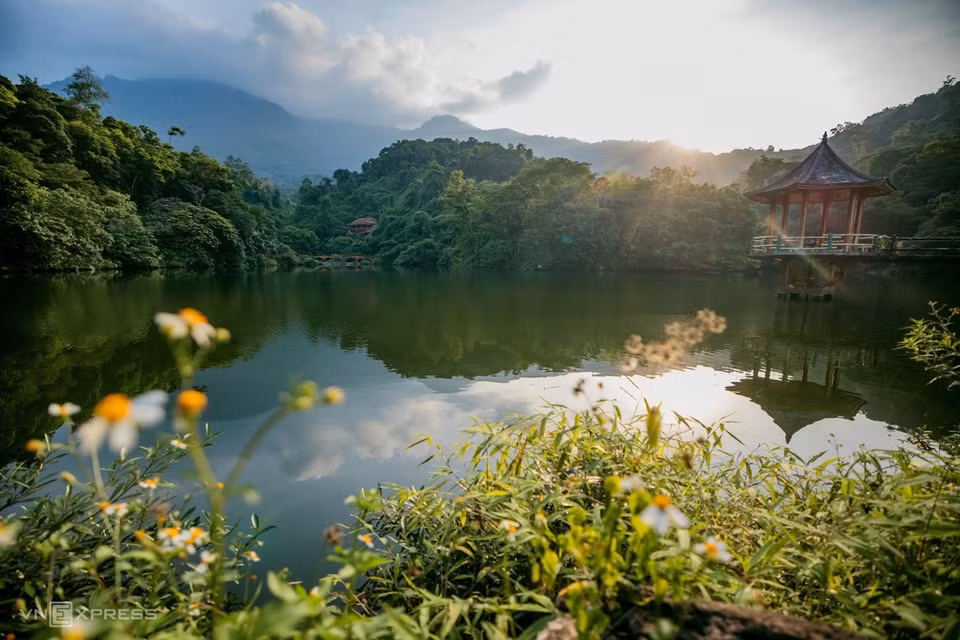 Thien Son – Suoi Nga with three discovery points including Ha Son, Trung Son and Ngoan Son is an appropriate choice as it is close to but still be in harmony with nature. On the photo is “Vong Lau”, where visitors go to admire the scenery and the blue lake in Ha Son. This area has charming landscapes and small streams, surrounded by blooming flowers and grass. (Photo: vnexpress.net)