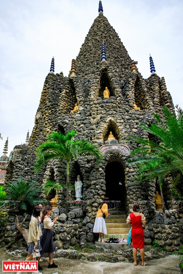 The most impressive piece of architecture found at Tu Van Pagoda is Bao Tich Tower. It stands 39 metres tall, is built with cement, and features 49 small pyramid-shaped smaller towers outside. In each of the smaller towers is a statue of Buddha. (Photo: VNP/VNA)