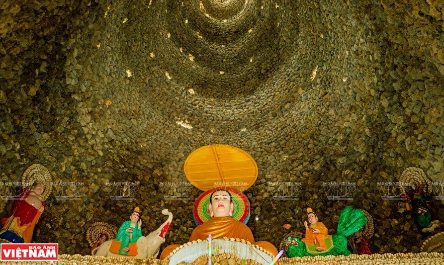 Tu Van Pagoda was built in 1968 on Road 3/4, about 60 km south of Nha Trang city. It is completely made from dry seashells and coral, like a museum for its materials. Because of its uniqueness, Tu Van has other names, such as Oc Temple (Shell Temple) and San Ho Temple (Coral Temple). (Photo: VNP/VNA)