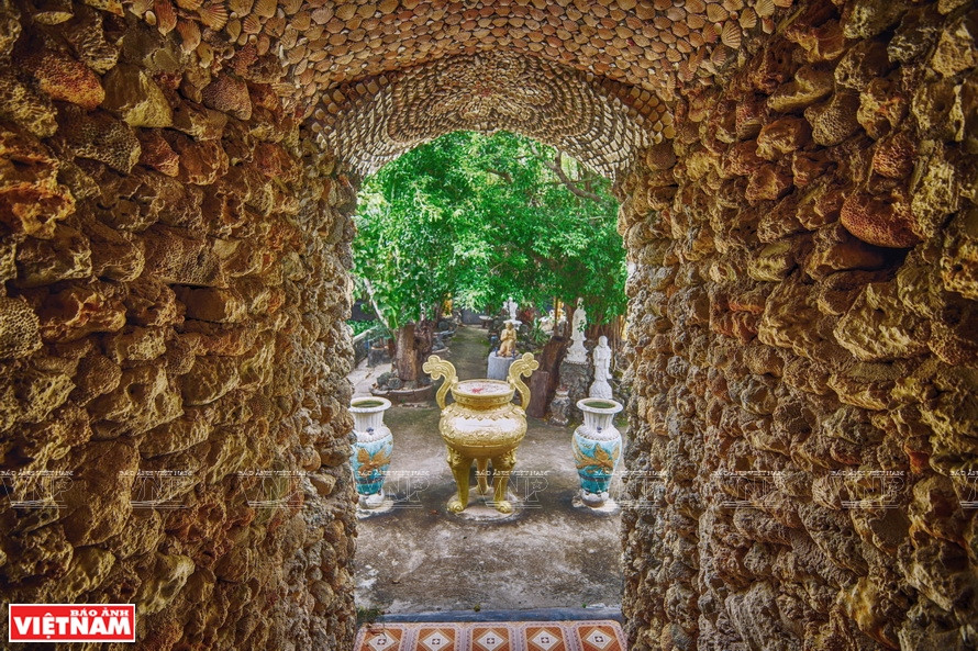 Tu Van Pagoda was built in 1968 on Road 3/4, about 60 km south of Nha Trang city. It is completely made from dry seashells and coral, like a museum for its materials. Because of its uniqueness, Tu Van has other names, such as Oc Temple (Shell Temple) and San Ho Temple (Coral Temple). (Photo: VNP/VNA)