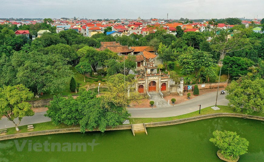 However, one of the Qin dynasty leaders, Zhao Tuo, took advantage of the decline of the Qin and created his own kingdom north of Au Lac. He tried to conquer his southern neighbour but was defeated. Instead, he married his son to the daughter of the Thuc king. When the son was in Co Loa, he discovered the magic turtle's claw and stole it. His father invaded Au Lac and easily defeated Co Loa. (Photo: VNA)