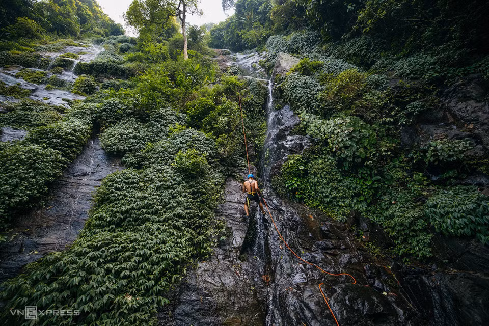 This waterfall climbing is not for people who are afraid of heights and people with a history of cardiovascular disease. (Photo: vnexpress.net)