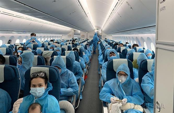 A special flight repatriates 337 Vietnamese from the U.K., the world’s fifth largest Covid-19 hotspot, amid eased lockdown measures, June 3, 2020. (Photo: VNA)