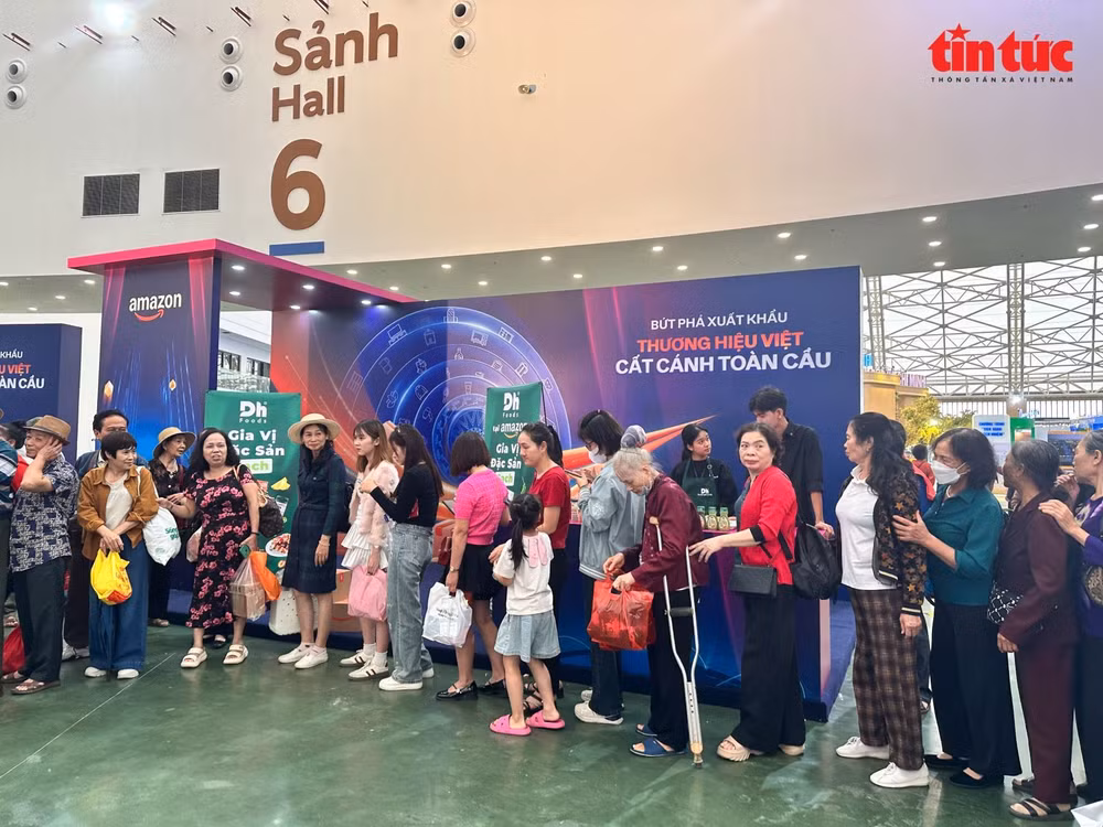 A large number of locals and visitors queue for tickets to watch Red Rain and Hijacked. (Photo: VNA)