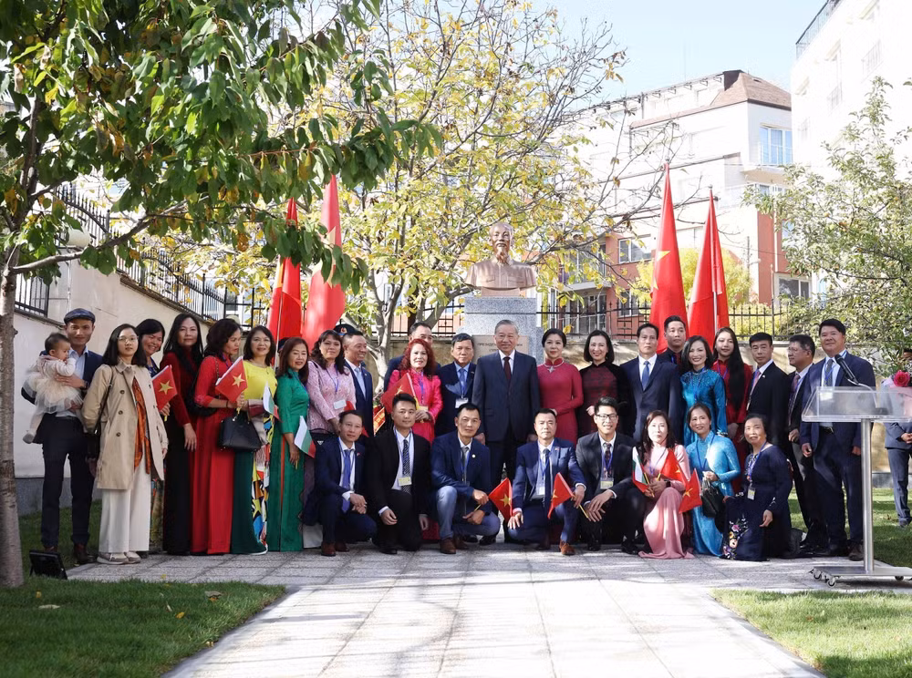 vna-potal-tong-bi-thu-du-le-khanh-thanh-tuong-dai-chu-tich-ho-chi-minh-tai-dai-su-quan-viet-nam-o-bulgaria-8360879.jpg