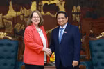 Prime Minister Pham Minh Chinh (R) receives Chair of the US-China Economic and Security Review Commission Reva Price in Hanoi on May 7. (Photo: VNA)