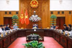 Prime Minister Pham Minh Chinh chairs a meeting between standing cabinet members and leaders of ministries, sectors and agencies on April 3. (Photo: VNA)