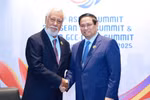 Prime Minister Pham Minh Chinh (R) meets with his Timor-Leste counterpart Xanana Gusmao. (Photo: VNA)