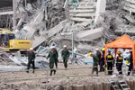 Rescuers carry out their duties at a collapsed building in Bangkok, Thailand, following the earthquake in Myanmar on March 28. (Photo: Kyodo/VNA)
