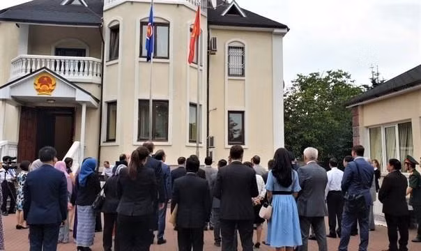 Vietnam embassy in Ukraine holds ASEAN flag hoisting ceremony 