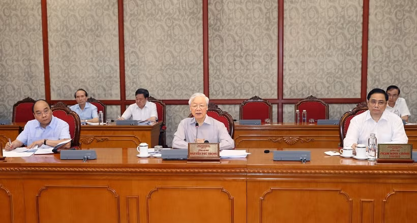 Party General Secretary Nguyen Phu Trong (C) speaks at Politburo meeting (Photo: VNA)