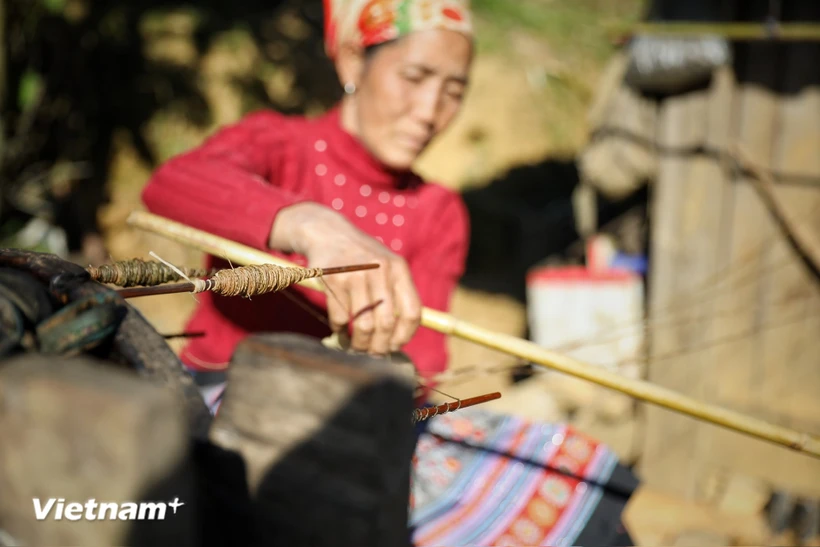 The traditional linen weaving craft of the Mong people in Lai Chau province. (Photo: VietnamPlus)