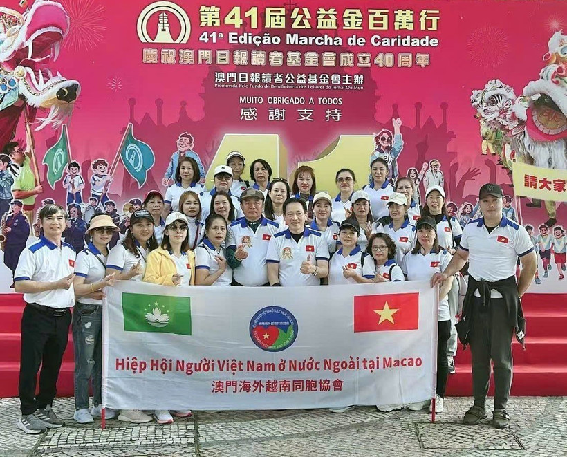Representatives of the Vietnamese community in Macau join in the “Walk for a Million in Macau” charity event. (Source: VNA)