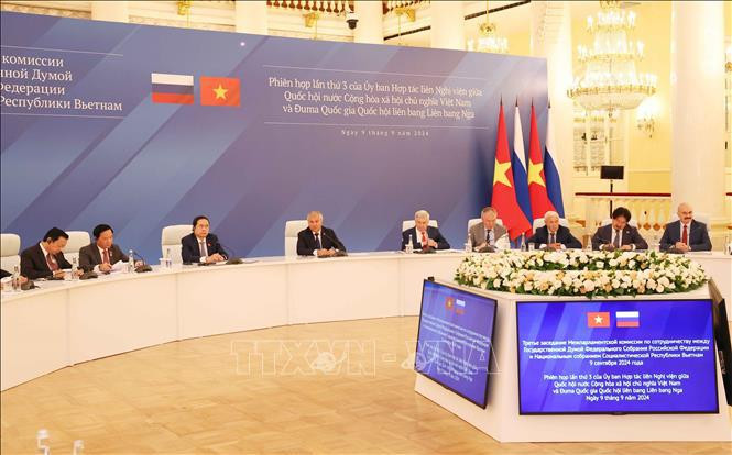 Chairman of the Vietnamese National Assembly Tran Thanh Man (third from left) and Chairman of the State Duma of Russia Vyacheslav Victorovich Volodin (fourth from left) co-chair the third session of the Inter-Parliamentary Cooperation Committee in Moscow on September 9. (Photo: VNA)