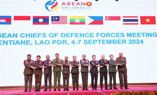 Heads of delegations pose for a group photo at the 21st ASEAN Chiefs of Defence Forces Meeting (ACDFM-21) in Vientiane, Laos, on September 5. (Photo: VNA)