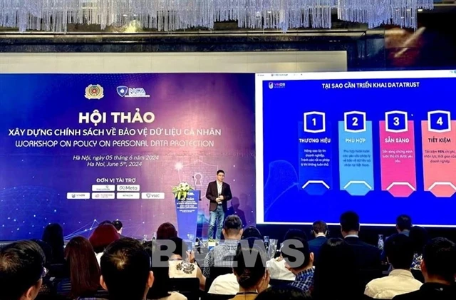 A representative of Vietnam Data Security Joint Stock Company presents the DataTrust platform on June 5. (Photo: VNA)