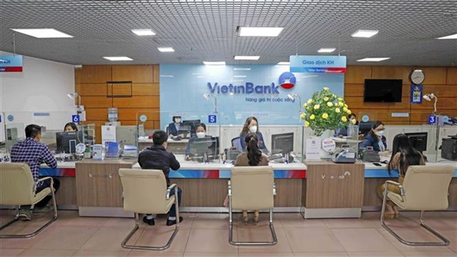 Customers at a VietinBank branch office in Hoan Kiem district, Hanoi. (Photo: VNA)