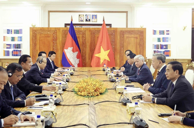 The talks between Vietnamese President To Lam and President of the Cambodian People’s Party and President of the Senate Samdech Techo Hun Sen in Phnom Penh on July 12. (Photo: VNA)