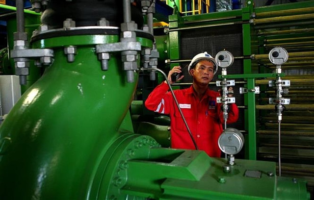 A worker operates equipment at a PV Power plant. PV Power has proposed the implementation of the Clean Energy Production Complex project in Ninh Thuan province, which is worth nearly 4 billion USD. (Photo: VNA)
