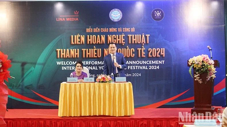 A representative of the organising board provide information about the international youth arts festival 2024. (Photo: nhandan.vn)
