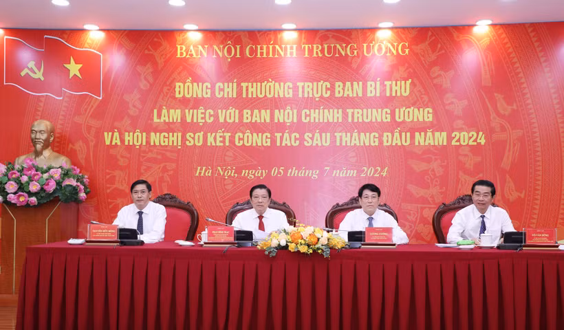 Politburo member and standing member of the Party Central Committee’s Secretariat Luong Cuong (second from right) and officials of the Party Central Committee’s Commission for Internal Affairs chair the conference on July 7. (Photo: VNA)