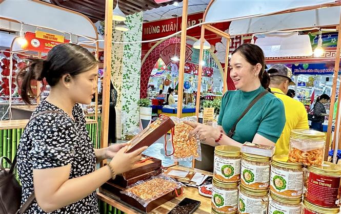 Businesses from An Giang, Dong Thap, Ca Mau, and Tay Ninh provinces display over 300 specialties and OCOP products at the weekend market in An Giang. (Photo: VNA)