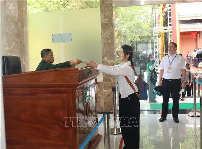 A Chinese tourist enters Vietnam to visit the Ban Gioc (Vietnam) - Detian (China) Waterfall site. (Photo: VNA)