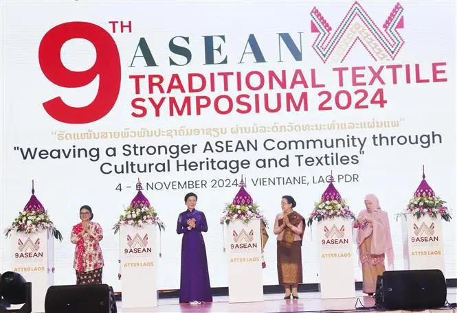 Ngo Phuong Ly (second from left), spouse of Vietnam’s Party General Secretary To Lam, and other ladies at the opening ceremony of the 9th ASEAN Traditional Textile Symposium. (Pjhoto: VNA)
