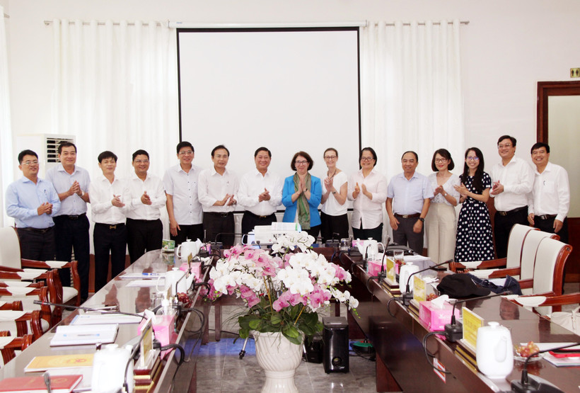 Ninh Thuan officials and the WB delegation pose for a group photo at the meeting on November 2. (Photo: VNA)