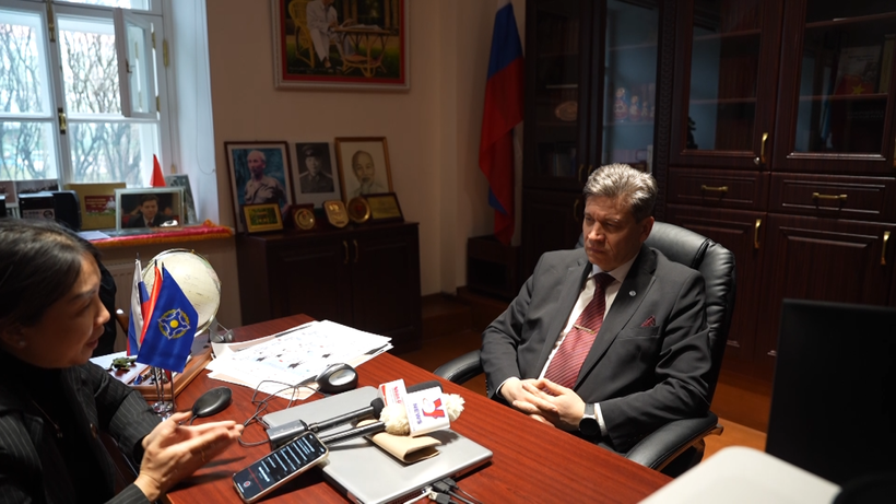 Prof. Vladimir Kolotov, head of the Ho Chi Minh Institute at the Saint Petersburg State University, talks to a VNA correspondent. (Photo: VNA)