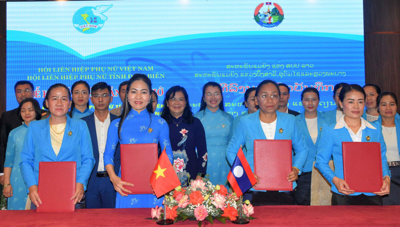 Representatives of the women's unions of Dien Bien province and the three Lao provinces sign an MoU for 2024 - 2026. (Photo: VNA)