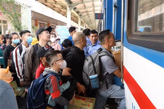 Workers in difficult circumstances in the southern province of Dong Nai receive free train tickets to return home for Tet in 2024. (Photo: VNA)