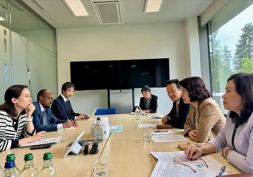 Deputy Minister of Health Nguyen Thi Lien Huong (second, right), Gavi Chief Programme Officer Aurelia Nguyen (first, left) and other officials meet at the Gavi headquarters in Geneva. (Source: VNA)