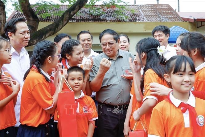 PM Pham Minh Chinh and children at the Hanoi nursing centre for children with disabilities on May 31. (Photo: VNA)