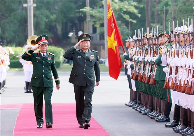 Vietnamese Minister of National Defence General Phan Van Giang (left) and Vice Chairman of the Central Military Commission of China Senior Lieutenant General Zhang Youxia review the guard of honour of the Vietnam People's Army in Hanoi on October 24. (Photo: VNA)