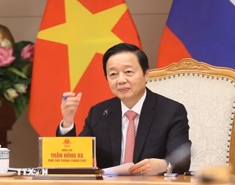 Deputy Prime Minister Tran Hong Ha at the phone talks with his Russian counterpart Dmitry Nikolayevich Chernyshenko on October 22 (Photo: VNA)