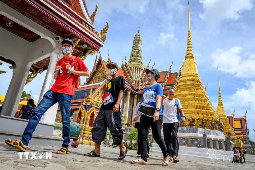 Visitors to the Royal Palace in Bangkok, Thailand. (Photo: AFP/VNA)
