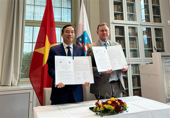 Chairman of the Da Nang Party Committee Le Trung Chinh (left) and Minister-President of Thuringia state Bodo Ramelow show the signed MoU at their meeting on May 22. (Photo: VNA)