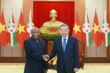Party General Secretary To Lam (right) receives Burundian President Evariste Ndayishimiye in Hanoi on April 4, 2025 as part of the latter's official visit to Vietnam. (Photo: VNA)