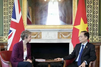 Vietnamese Minister of Foreign Affairs Le Hoai Trung (right) and British Secretary of State for Foreign, Commonwealth and Development Affairs Yvette Cooper at their meeting in London on October 30, 2025. (Photo published by VNA)