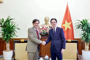 Deputy Minister of Foreign Affairs Do Hung Viet (right) and Colombian Vice Minister of Foreign Affairs for Multilateral Affairs Mauricio Jaramillo Jassir at their meeting in Hanoi on April 16. (Photo: baoquocte.vn)