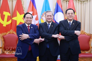 Vietnamese Prime Minister Pham Minh Chinh (first, left), Cambodian PM Hun Manet (middle) and Lao PM Sonexay Siphandone meet in Phnom Penh on February 6. (Photo: VNA)