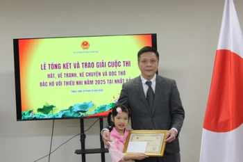 Kim Tra My (left), a contestant, receives a certificate from the Vietnamese Embassy in Japan. (Photo: VNA)