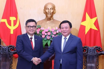 Prof. Dr Nguyen Xuan Thang (right), Politburo member, President of the Ho Chi Minh National Academy of Politics (HMCA) and Chairman of the Central Theory Council, meets with Dr Ace Hasan Syadzily, Governor of the National Resilience Institute (Lemhannas) of Indonesia, in Hanoi on November 11. (Photo: VNA)