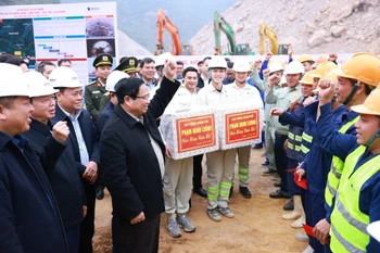 PM Pham Minh Chinh gives encouragement to workers at the construction site of the Dong Dang (Lang Son) – Tra Linh (Cao Bang) expressway project in Cao Bang province on February 2. (Photo: VNA)