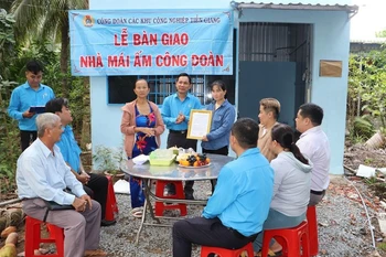 The Labour Federation of Tien Giang province symbolically hand over a new house to a disadvantage worker in Trung An commune of My Tho city. (Photo: VNA)