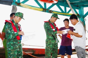 Relevant forces in Bac Lieu have coordinated to combat IUU fishing, including disseminating regulations to fishermen. (Photo: VNA)