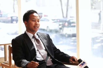 Him Raksmey, Executive Director of the Cambodia Centre for Regional Studies (CCRS), in an interview with a Vietnam New Agency correspondent in Phnom Penh. (Photo: VNA)